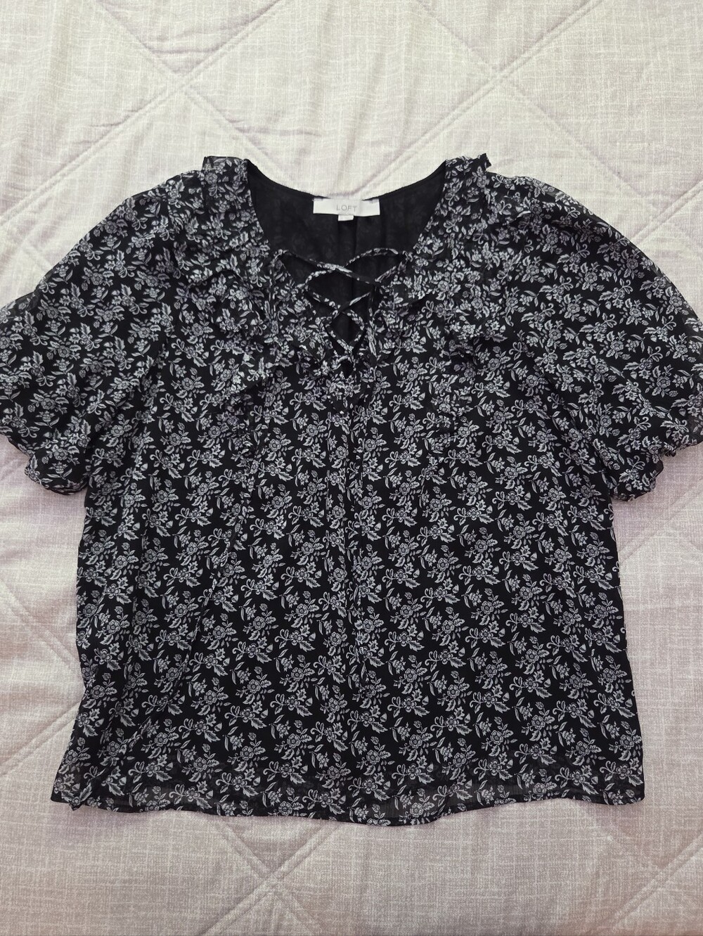 🔷️ LOFT Black Floral Lace-Up Short Sleeve Blouse Size Medium